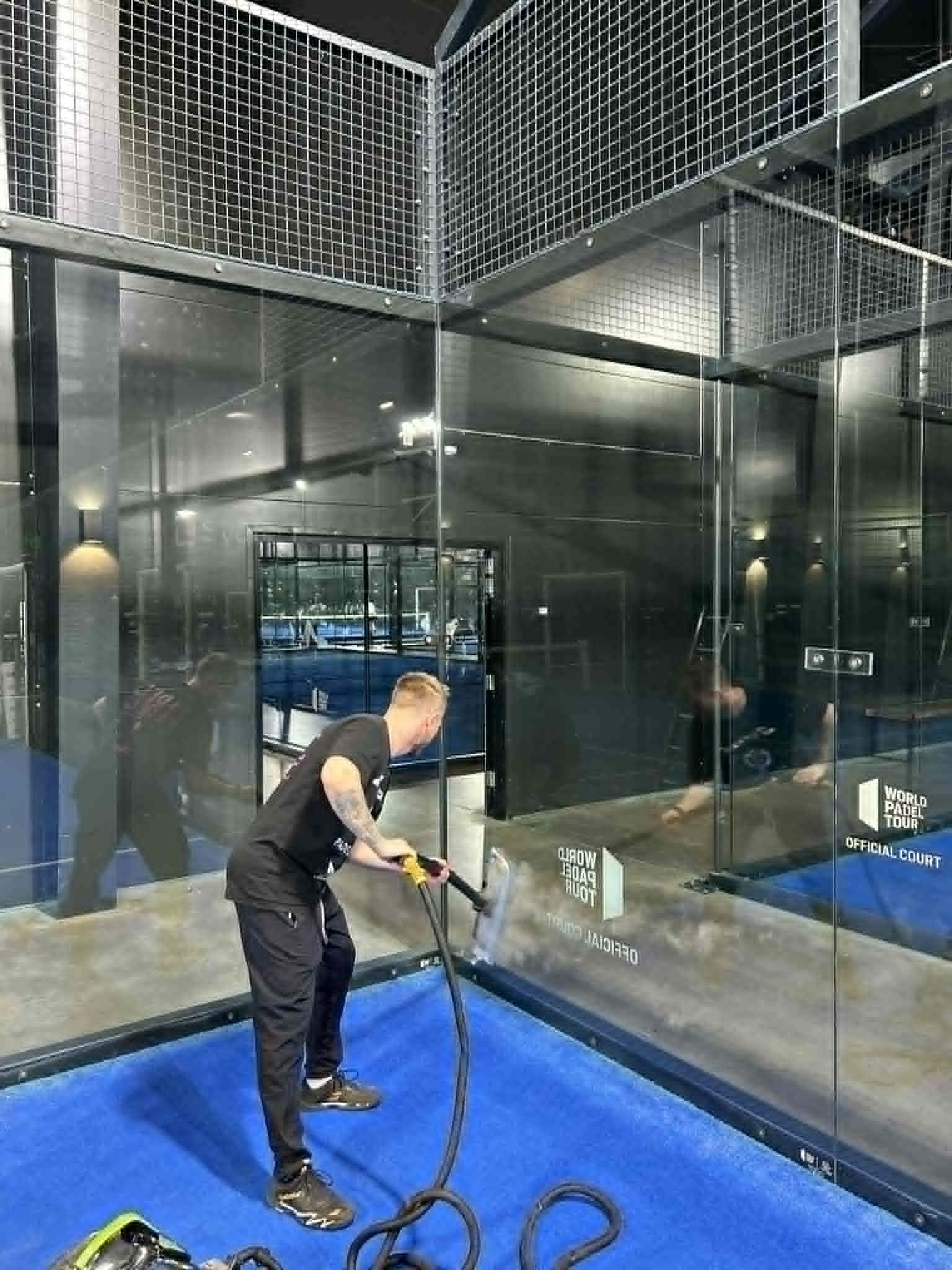 Damprengøring af padelbanens glasvæg